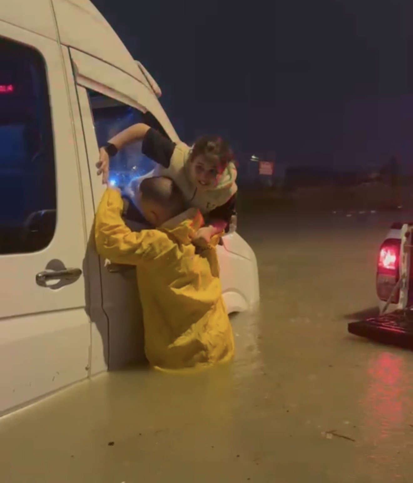 Minibüste mahsur kalan 4 kişiyi itfaiye kurtardı