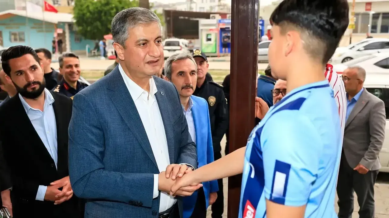 Vali Yavuz Sarıçam’da esnaf ve vatandaşlarla buluştu