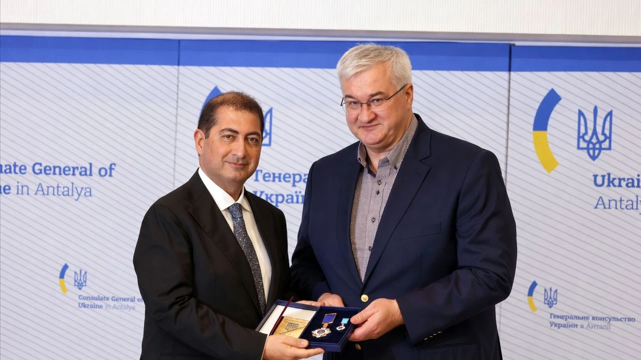 Adana Fahri Konsolosu Ömer Faruk Sakarya’ya Ukrayna’dan onur nişanı