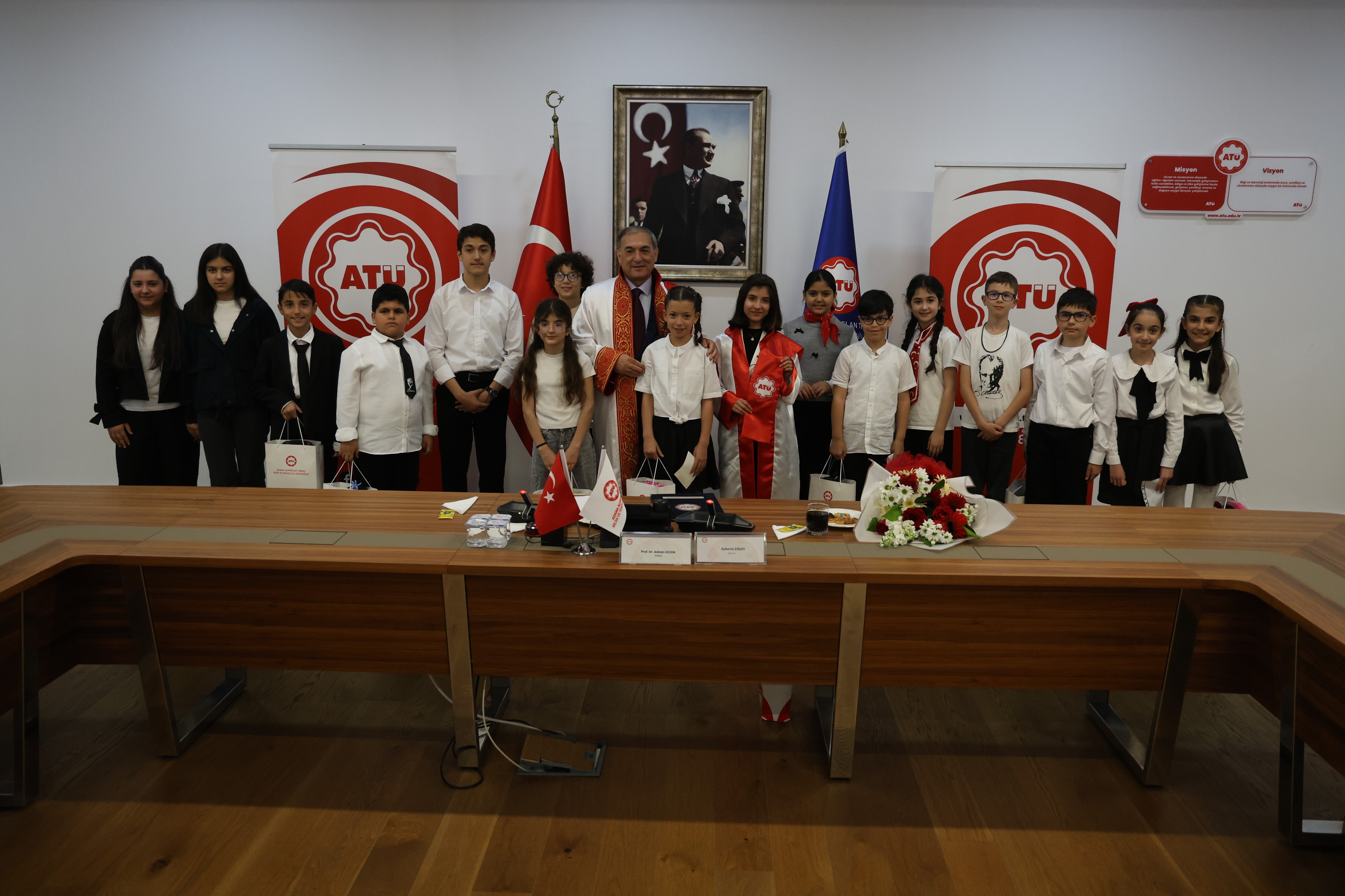 Üniversite senatosu 1 günlüğüne çocukların oldu