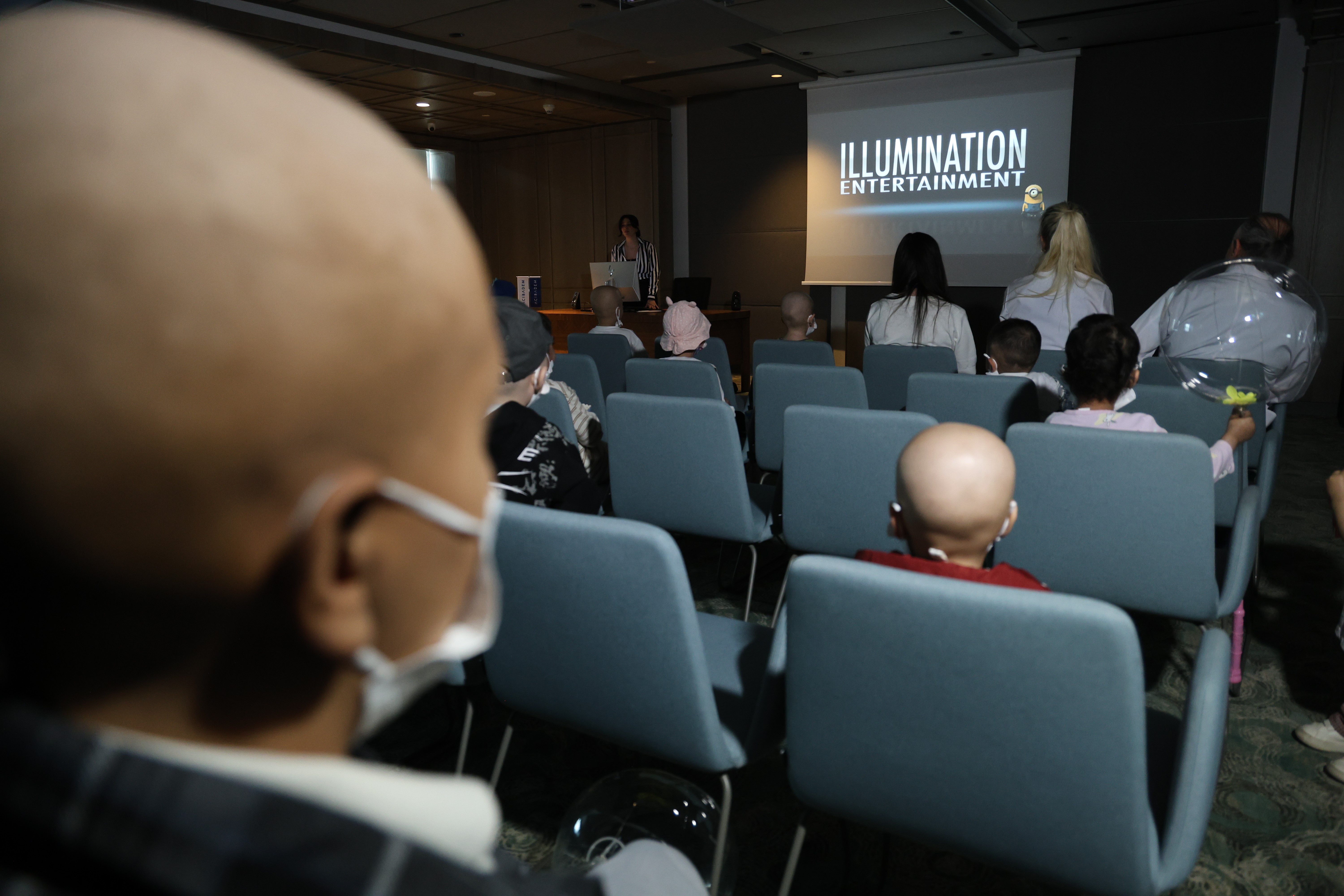 Lösemi hastası çocuklar, bayramlarını film izleyerek kutladı
