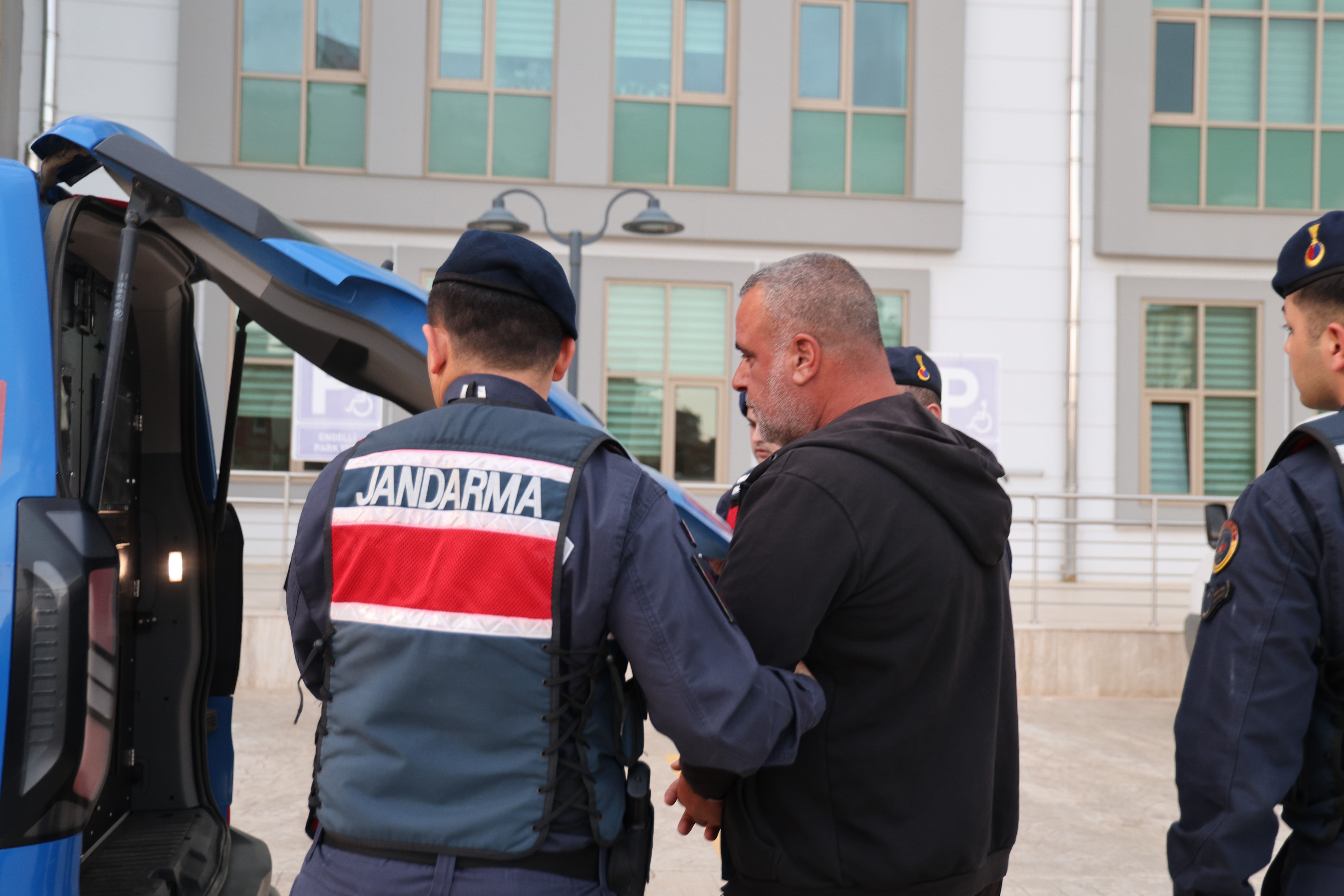 Yol kenarındaki genç kıza çarpan sürücü yakalandı