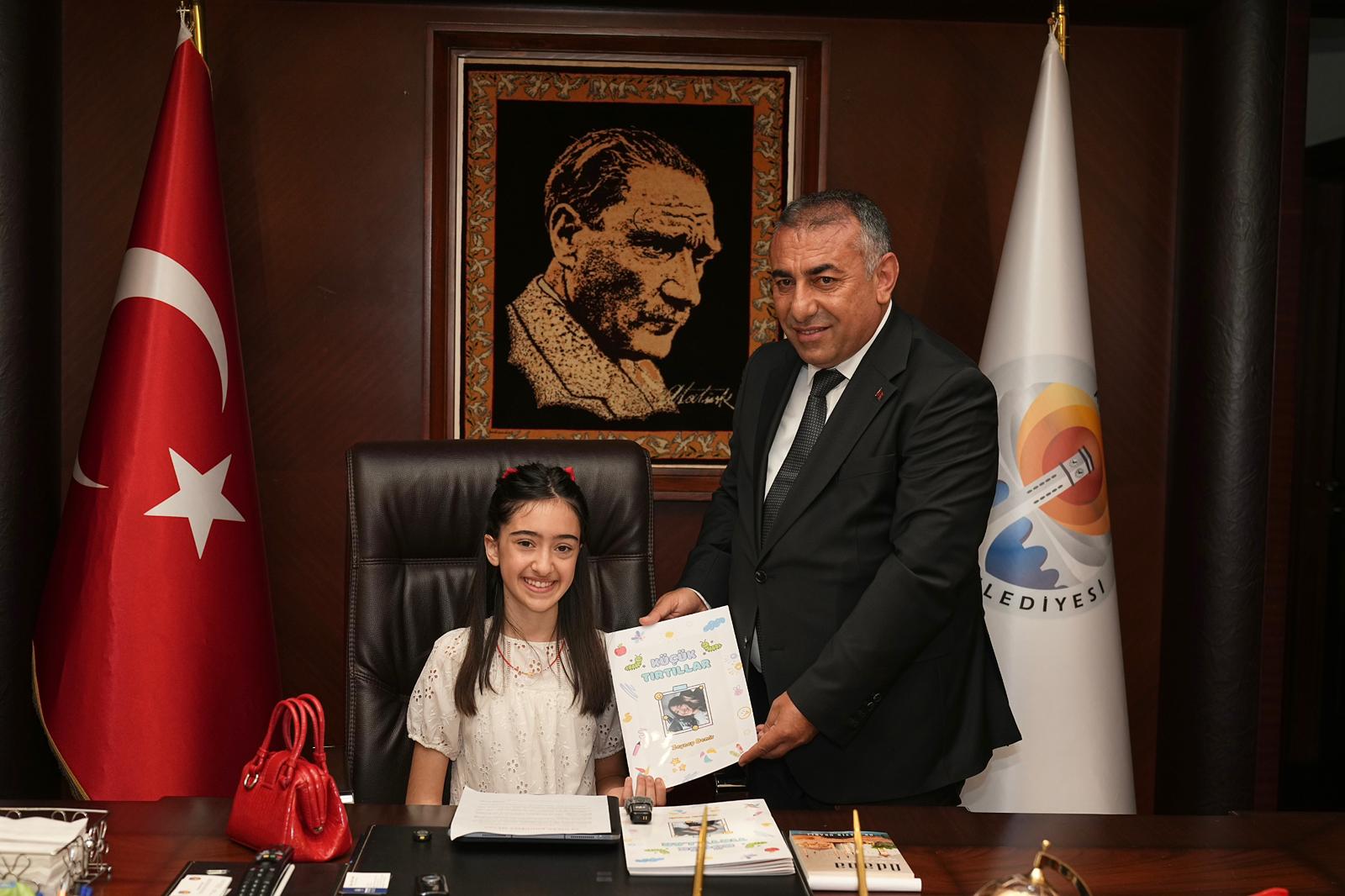 Küçük yazar Zeynep Demir, Büyükşehir'de başkanlık koltuğuna oturdu