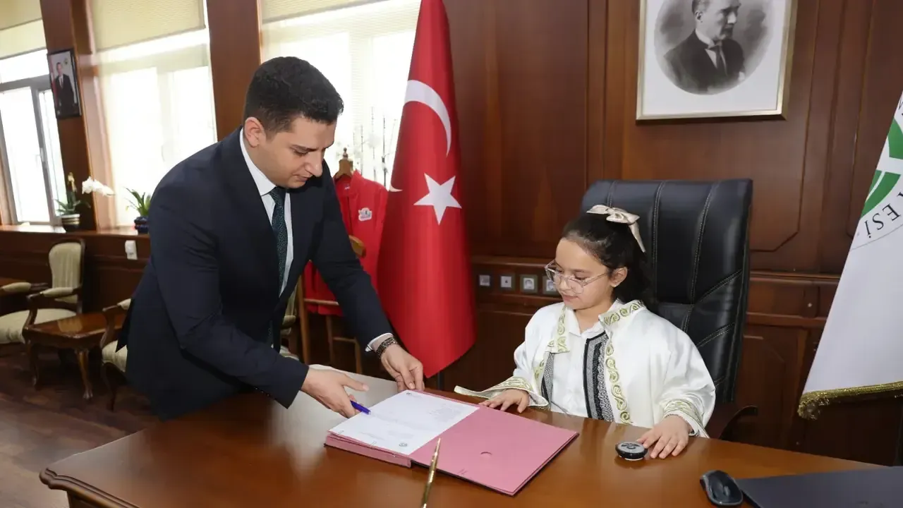 Çukurova Üniversitesi’nde 23 Nisan’da koltuk minik rektöre devredildi