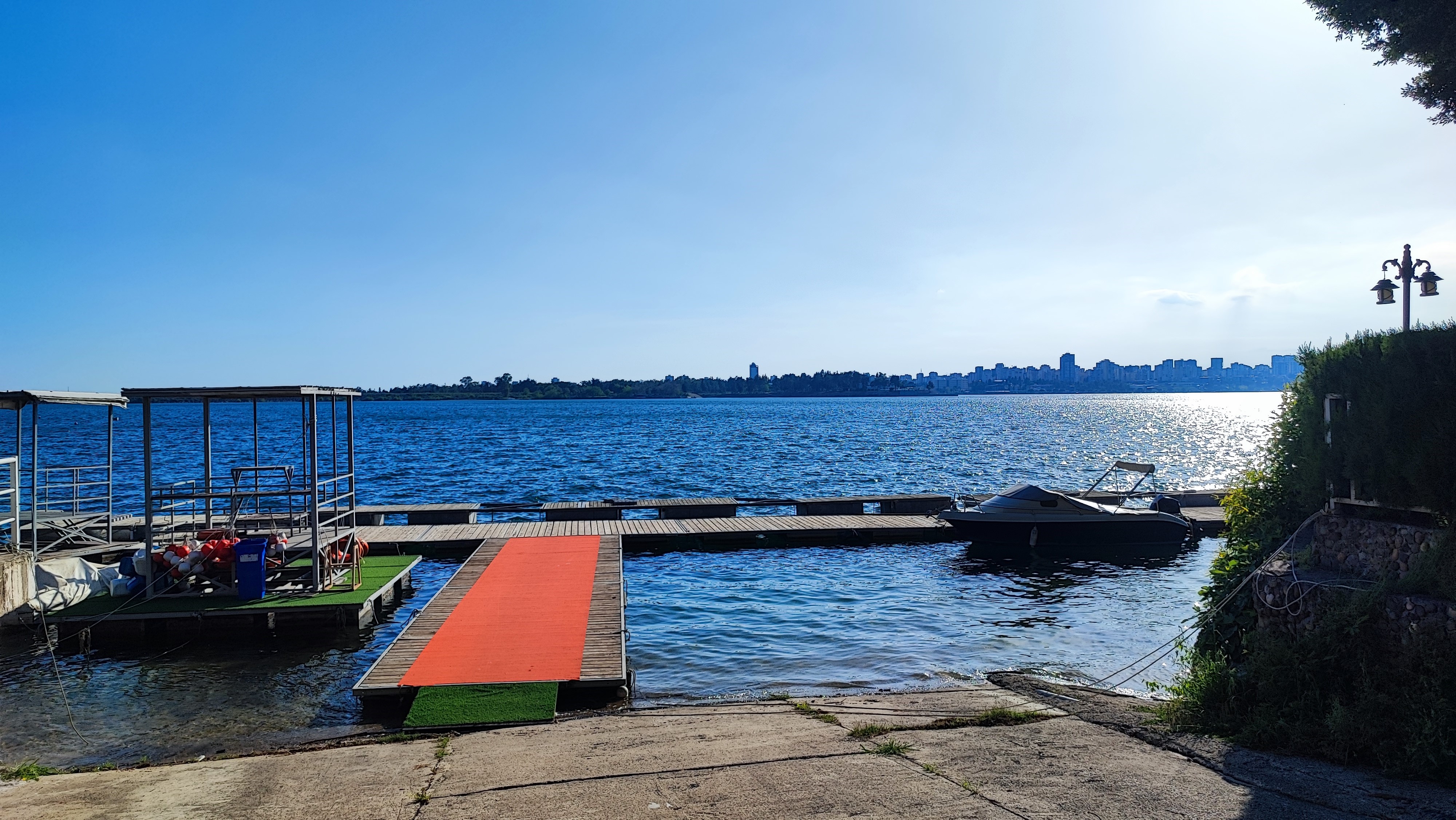 Adana’da baraj gölünde boğulma tehlikesi geçiren genç hastaneye kaldırıldı