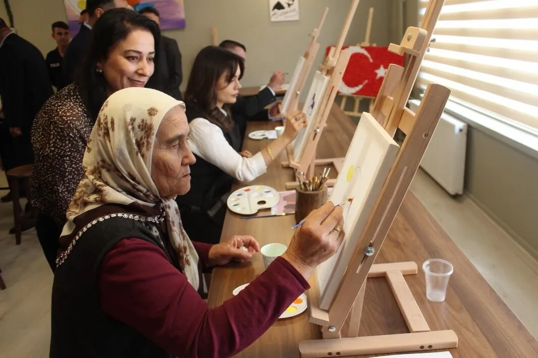 Atıl bina kadınlar için sanat merkezine dönüştü