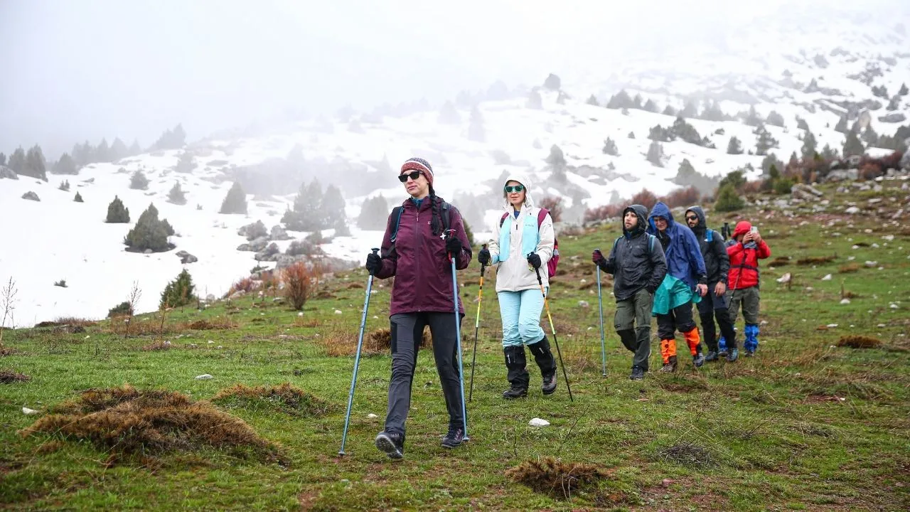 Aladağlar’da bahar tırmanışı: Dağcılar zirvede