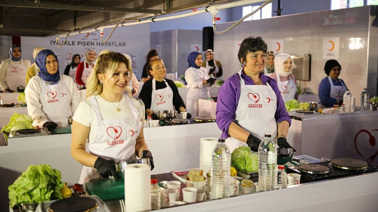 Adana’da depremzede kadınlara aşçılık eğitimi