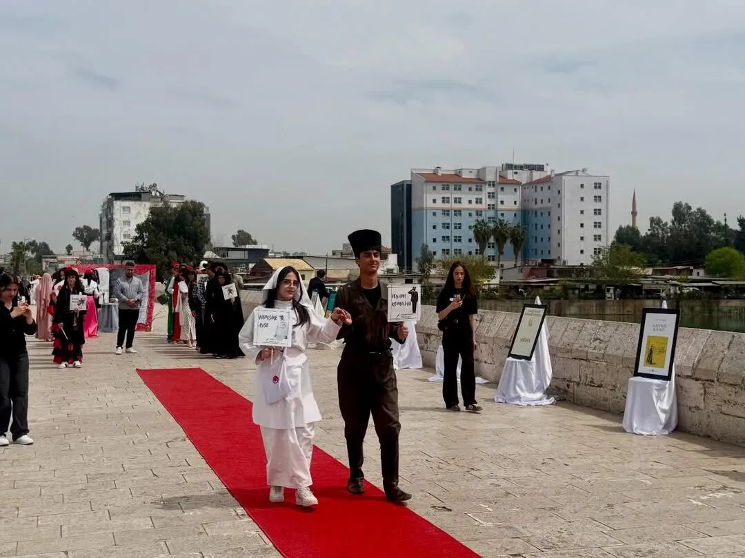 Taş Köprü’de sanat şöleni: “Bir Tuval Bin Karakter” sergisi ilgi gördü