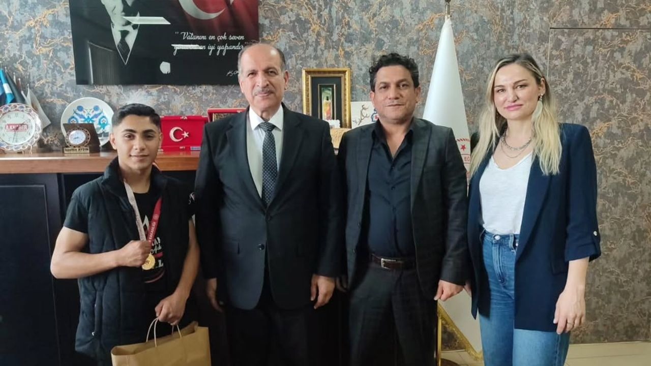 Muaythai şampiyonu genç sporcu müdür Aydın ile buluştu