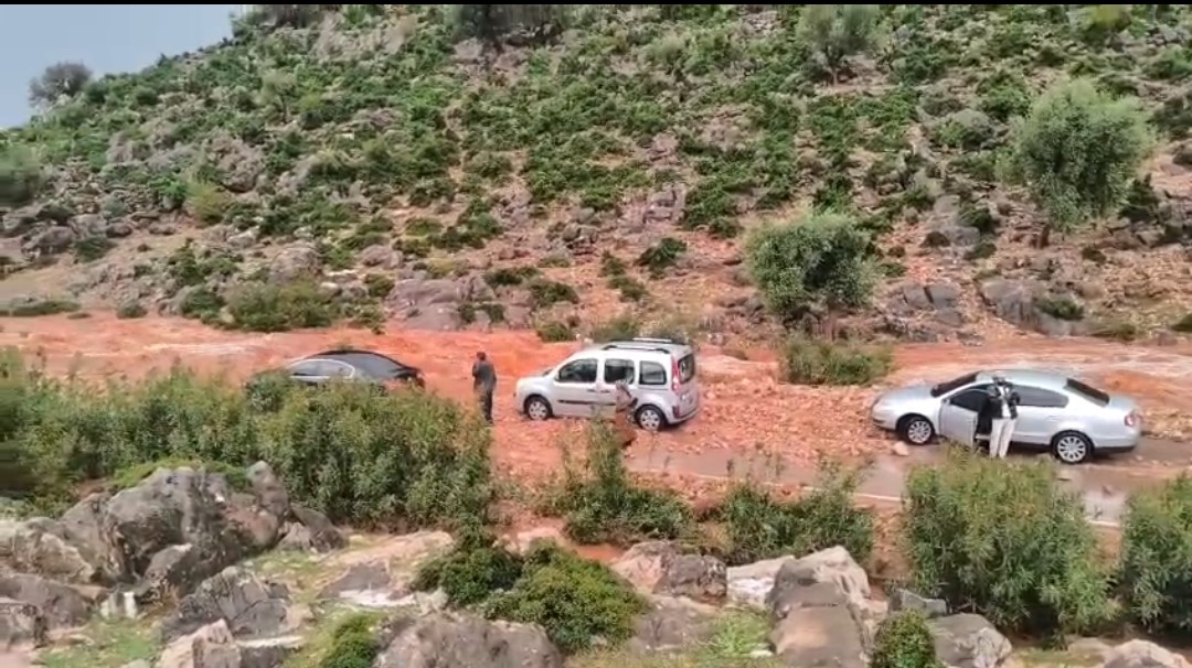 Kozan'da sağanak ve dolu hayatı felç etti: Yollar kapandı, araçlar mahsur kaldı