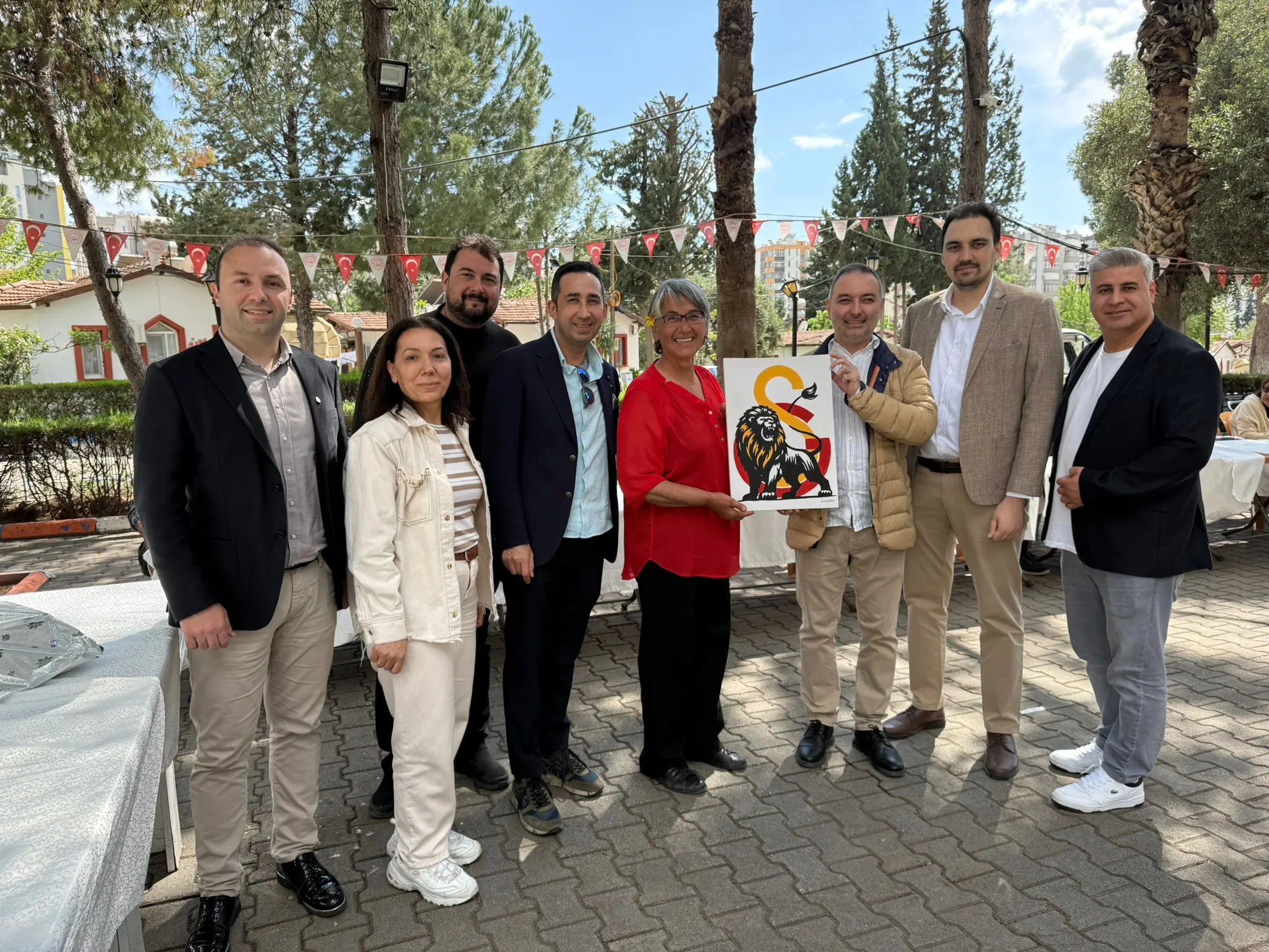 Adana’da Galatasaray taraftarlarından huzurevi ziyareti