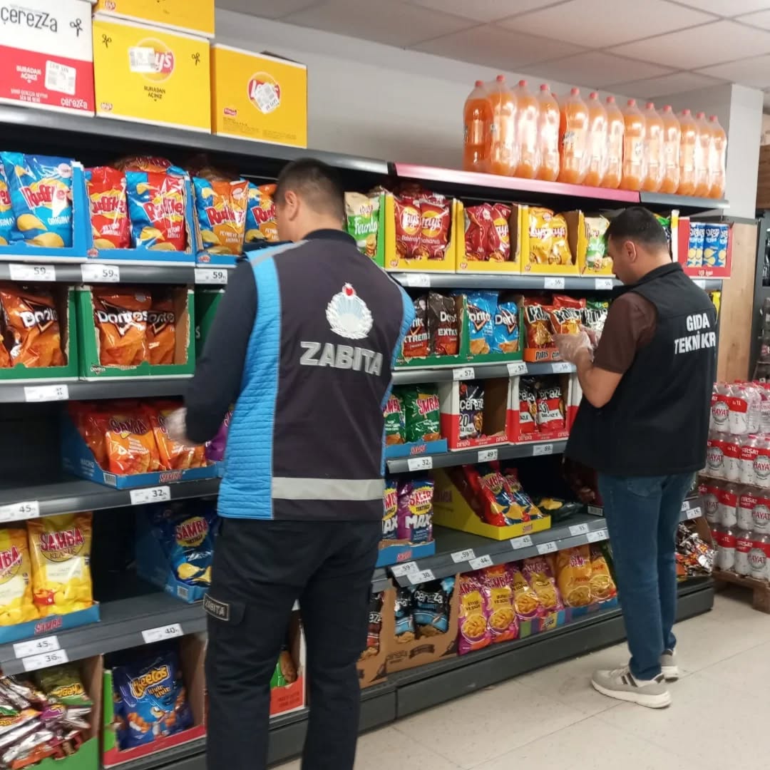 Yumurtalık'ta Zabıta ekiplerinden marketlere sıkı denetim