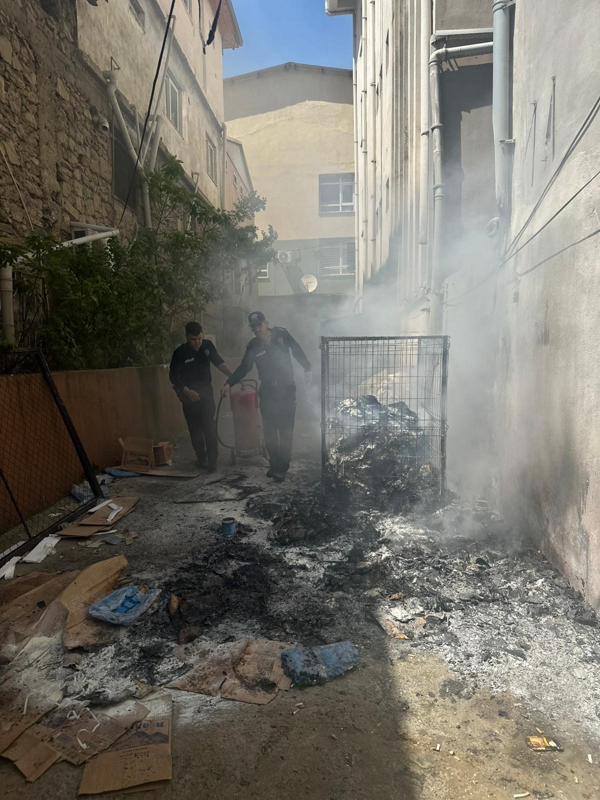 Adana'da polis ekiplerinin müdahalesi yangının büyümesini önledi