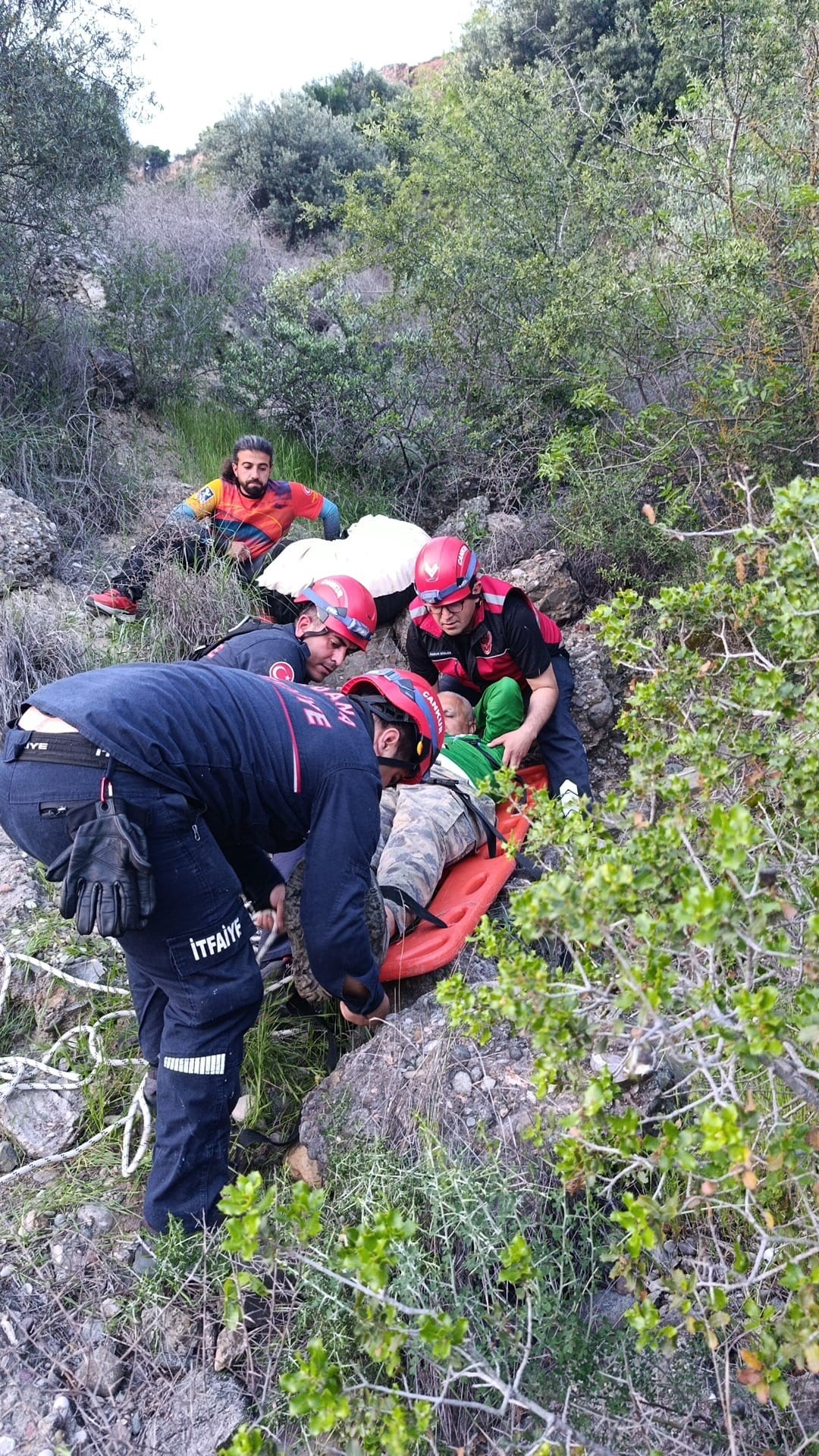 Adana’da yamaç paraşütü kazası: Ağaçta mahsur kaldı