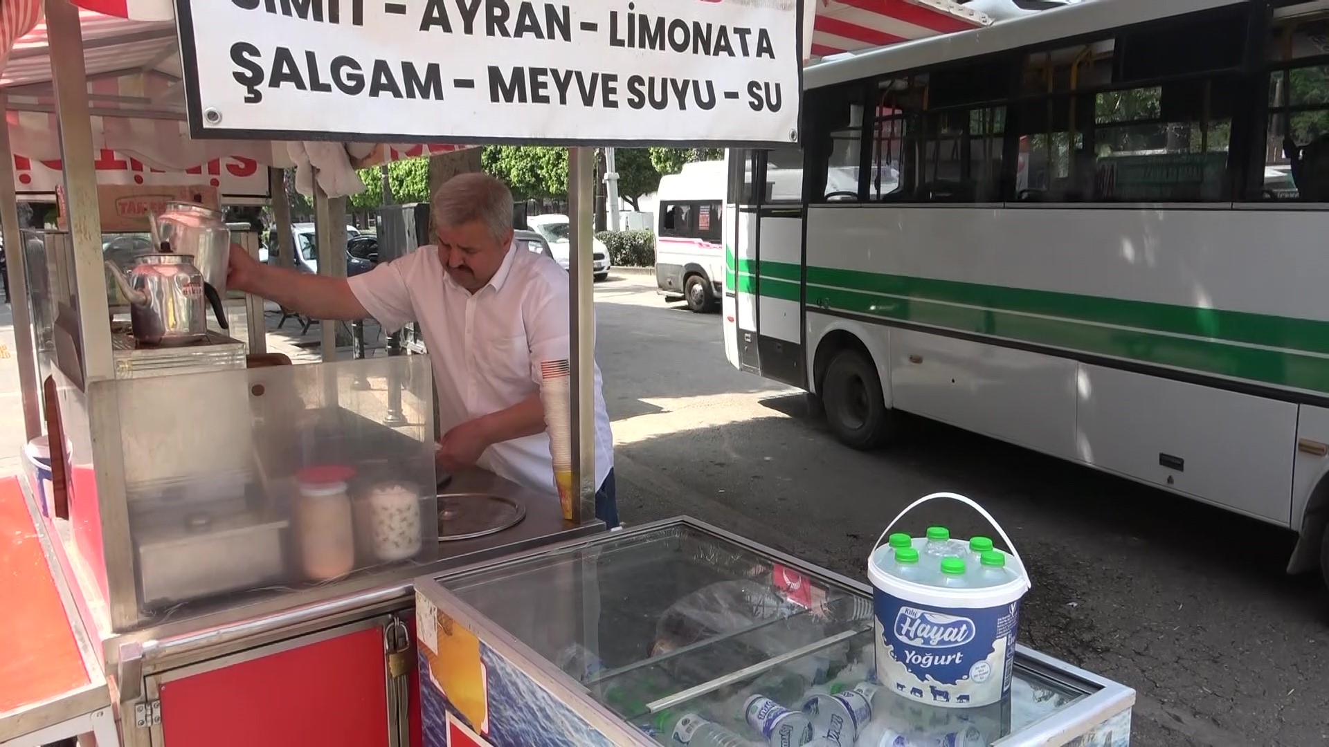 1 Mayıs'ta çalışan seyyar satıcı: "İşçi bayramında en çok işçiler çalışıyor"
