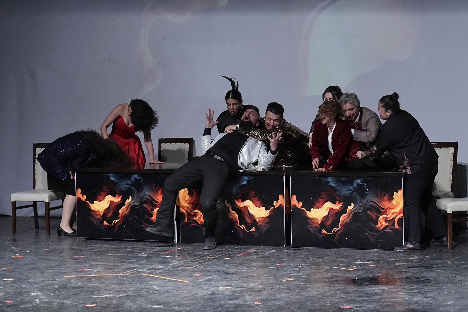Adana’da avukatlar tiyatro sahnesinde performans sergiledi