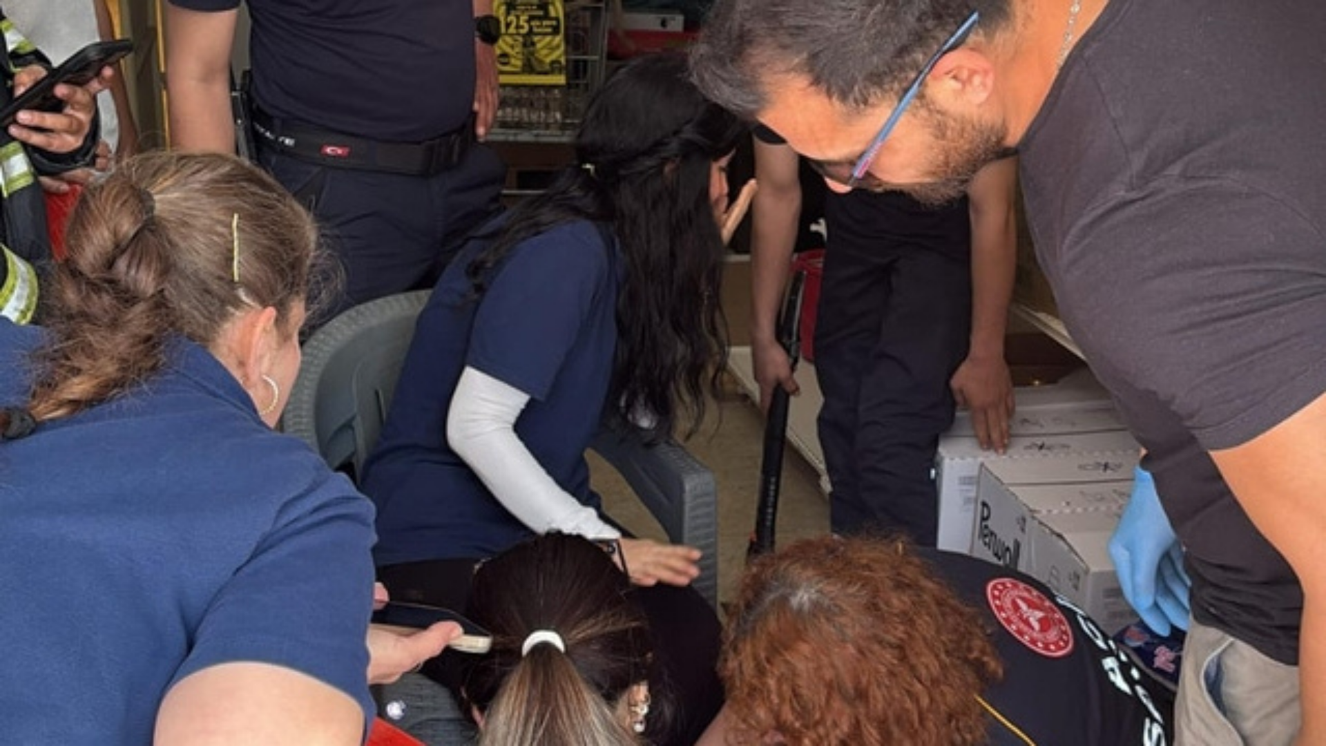 Adana’da market çalışanının ayağı asansöre sıkıştı