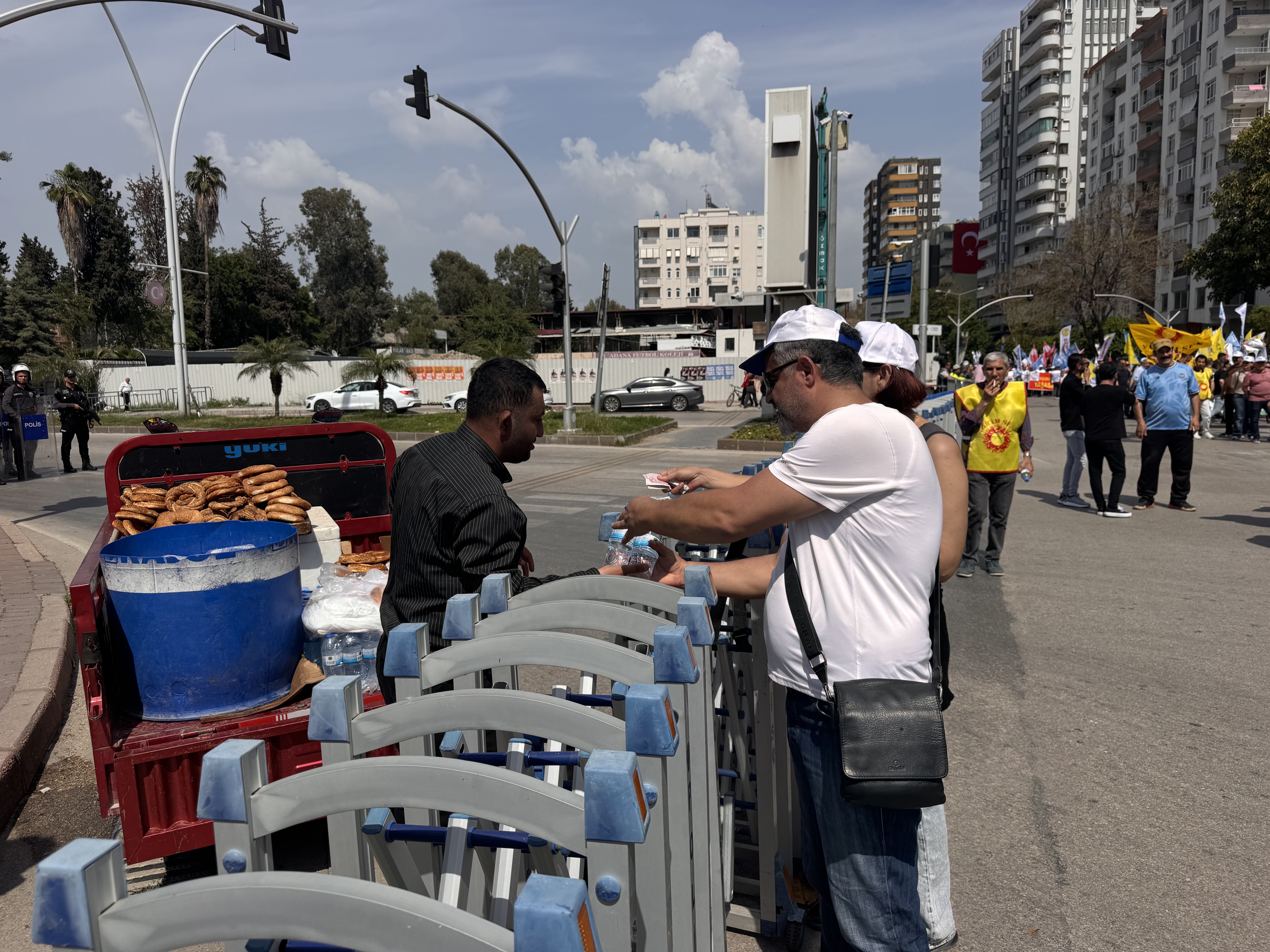 Adana'da simitçiler ve su satıcıları bariyerlerin arkasında çalışmaya devam etti