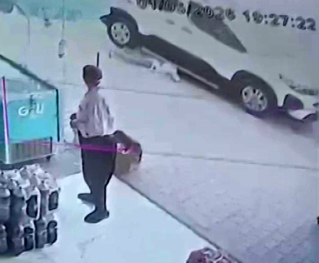 Adana'da faciadan dönüldü: Park halindeki aracın altına giren çocuk son anda kurtarıldı