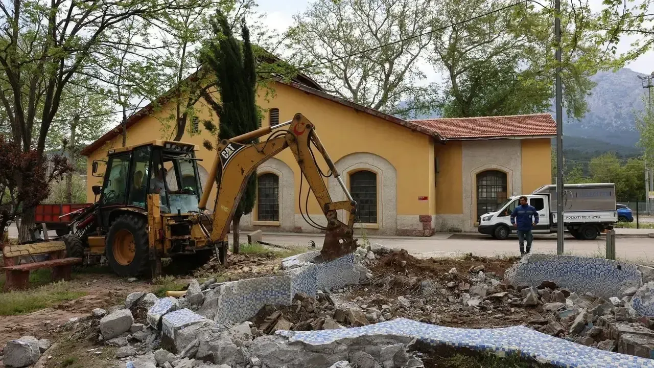 Pozantı’da 25 Mayıs Parkı yenileniyor