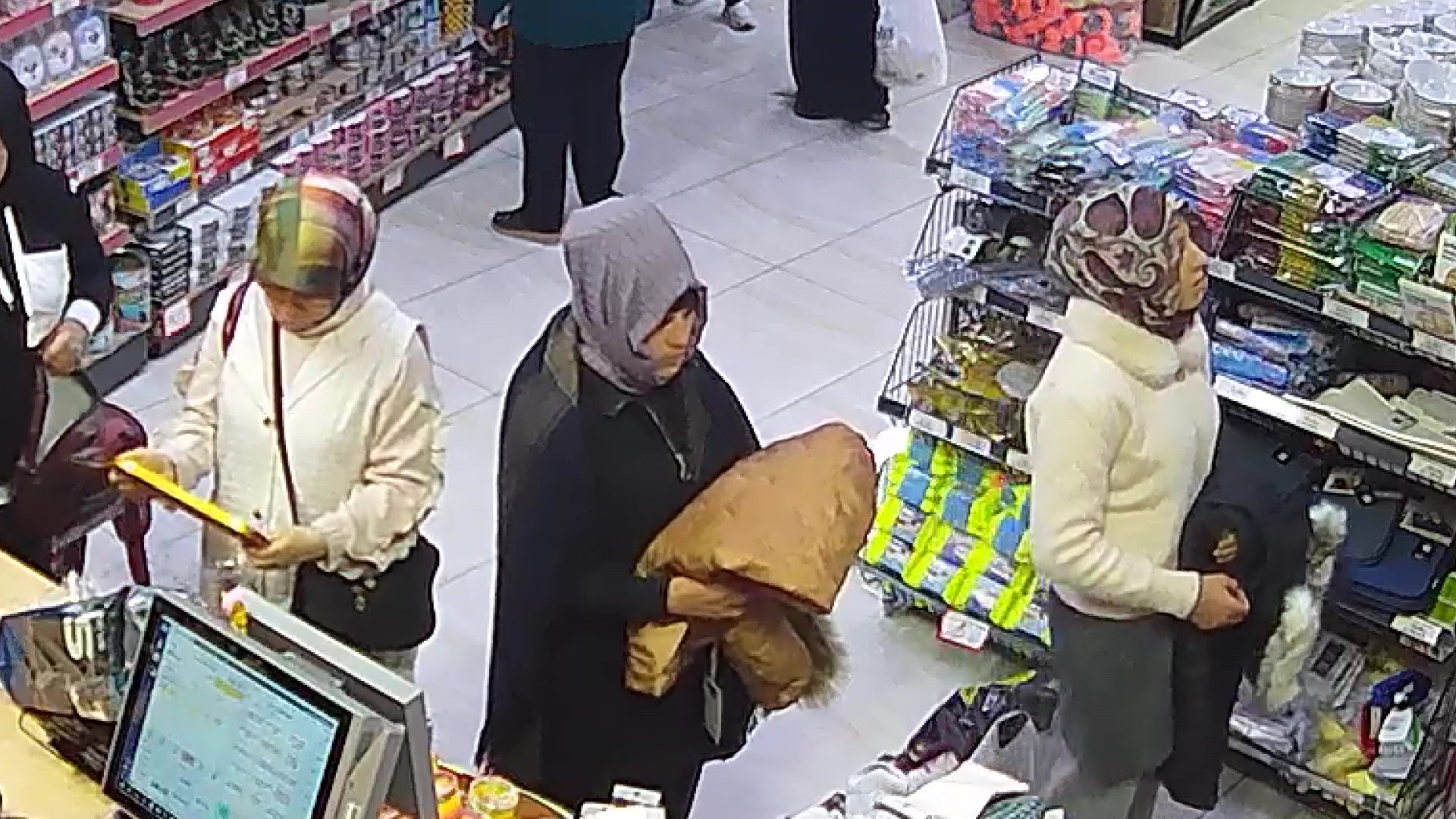 Teyze ve yeğenin çaldığı parayla alışveriş yaptığı anlar görüntülendi