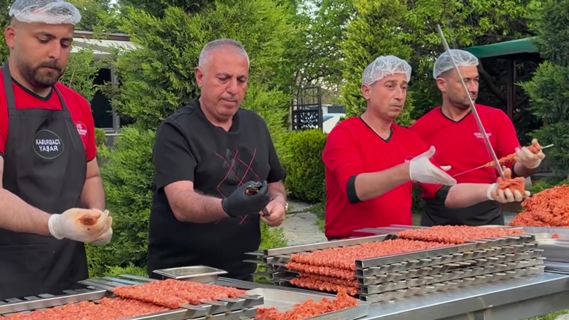 Sevgi evlerinde kalan çocuklar mangal başında