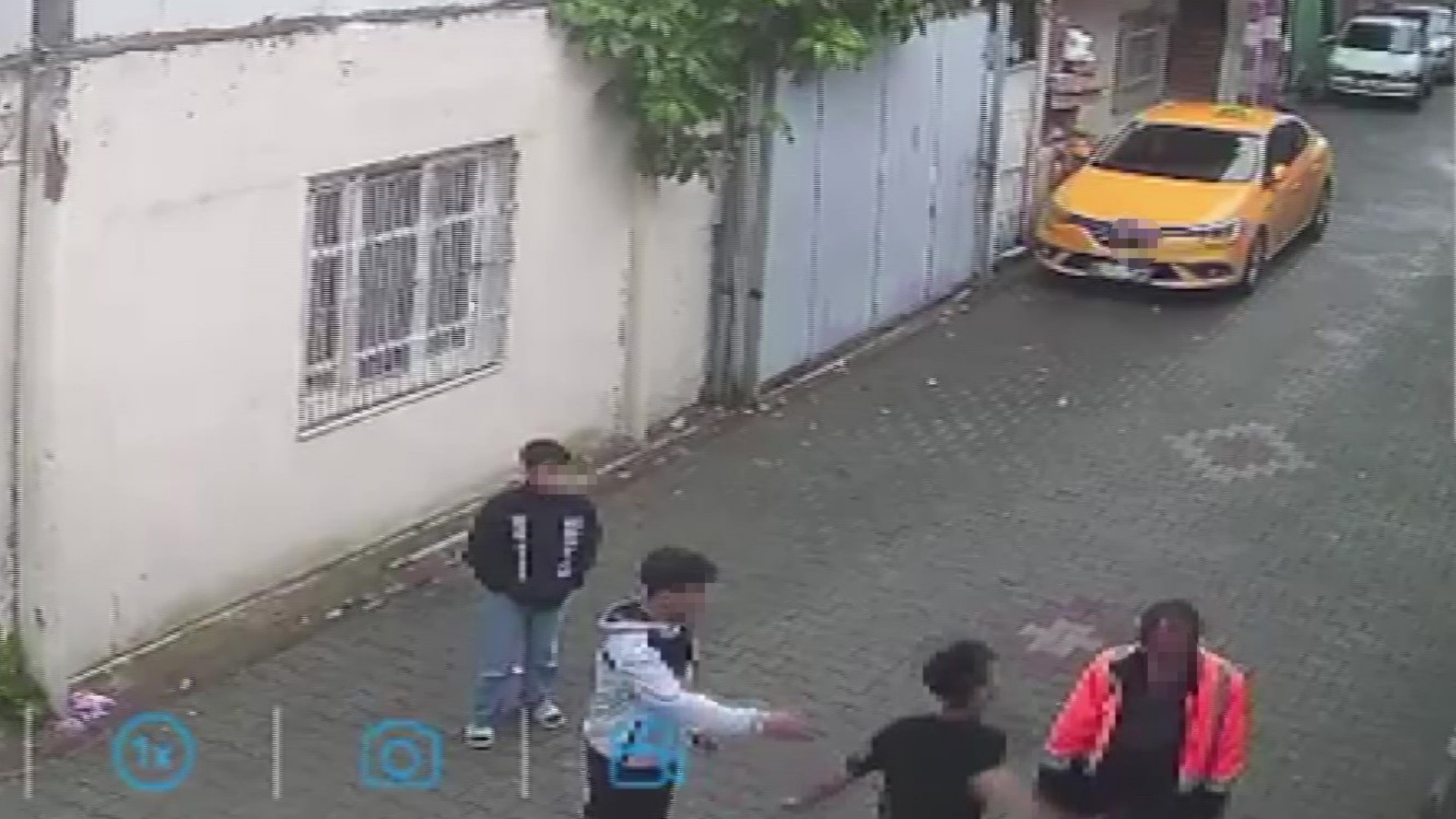 Sokakta yaşayan adamı yumruklayan çocuğa ev hapsi cezası
