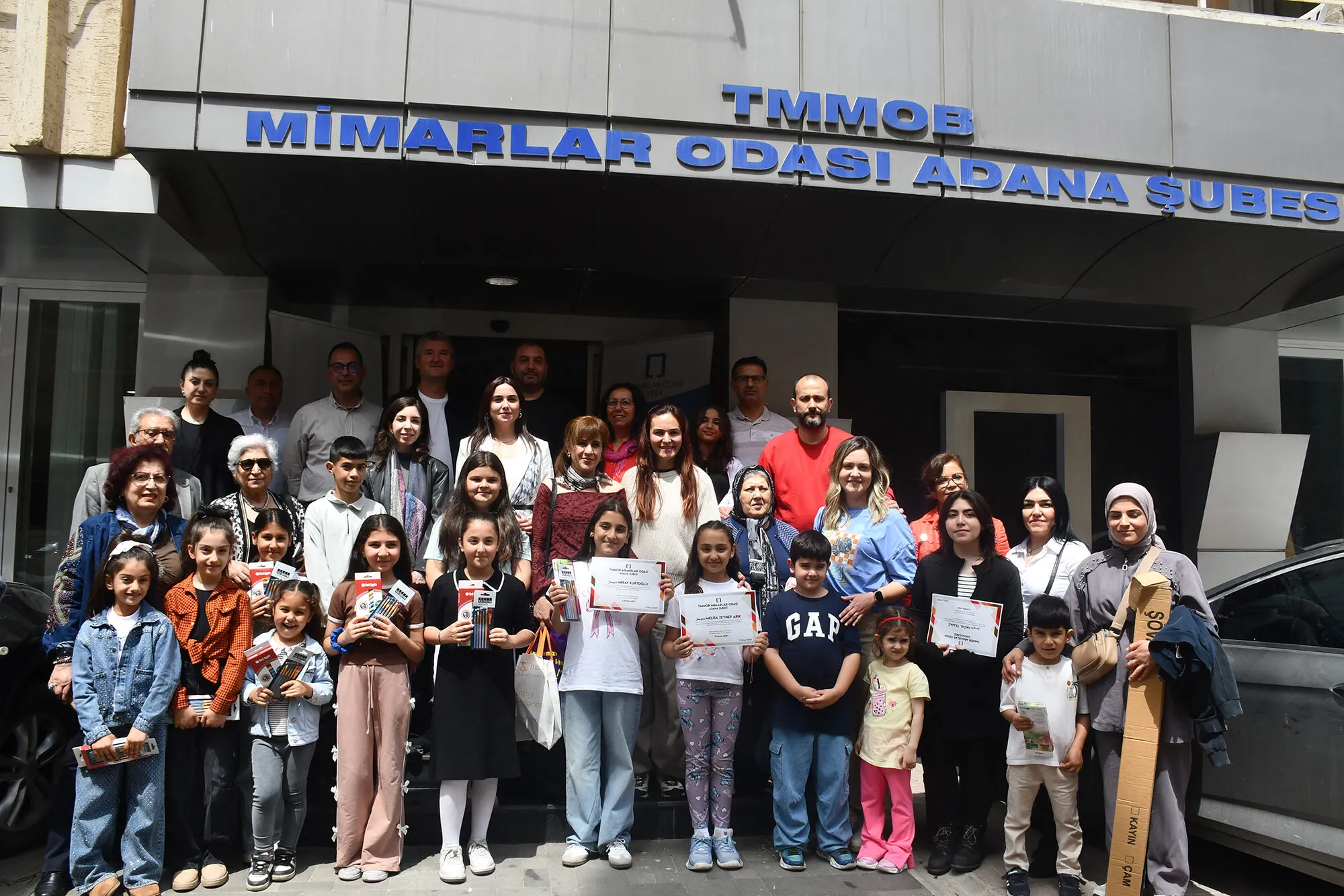 Adana’da çocuklar kenti hayalleriyle resmetti