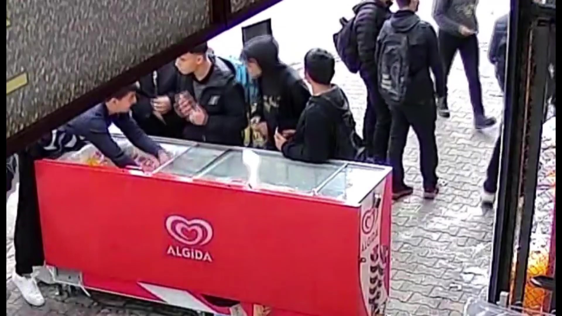 Öğrenciler dondurmaları montlarına gizleyip çaldı
