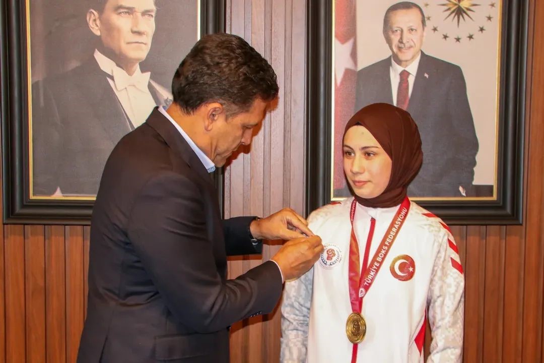 Kozanlı boksör Azranur, Gençler Olimpiyatları'nda Türkiye'yi temsil edecek