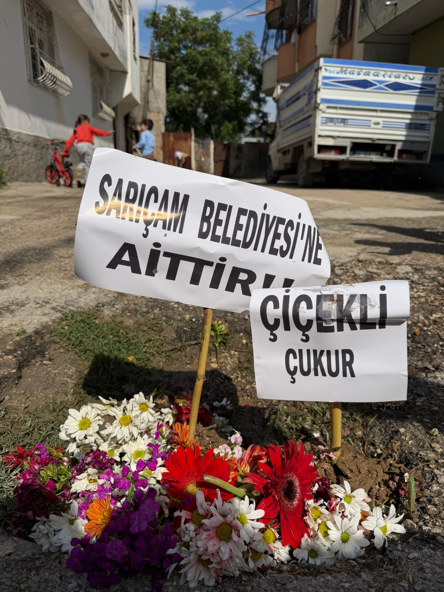 Adana'nın köstebek yuvasına dönen yollarına çiçek diktiler