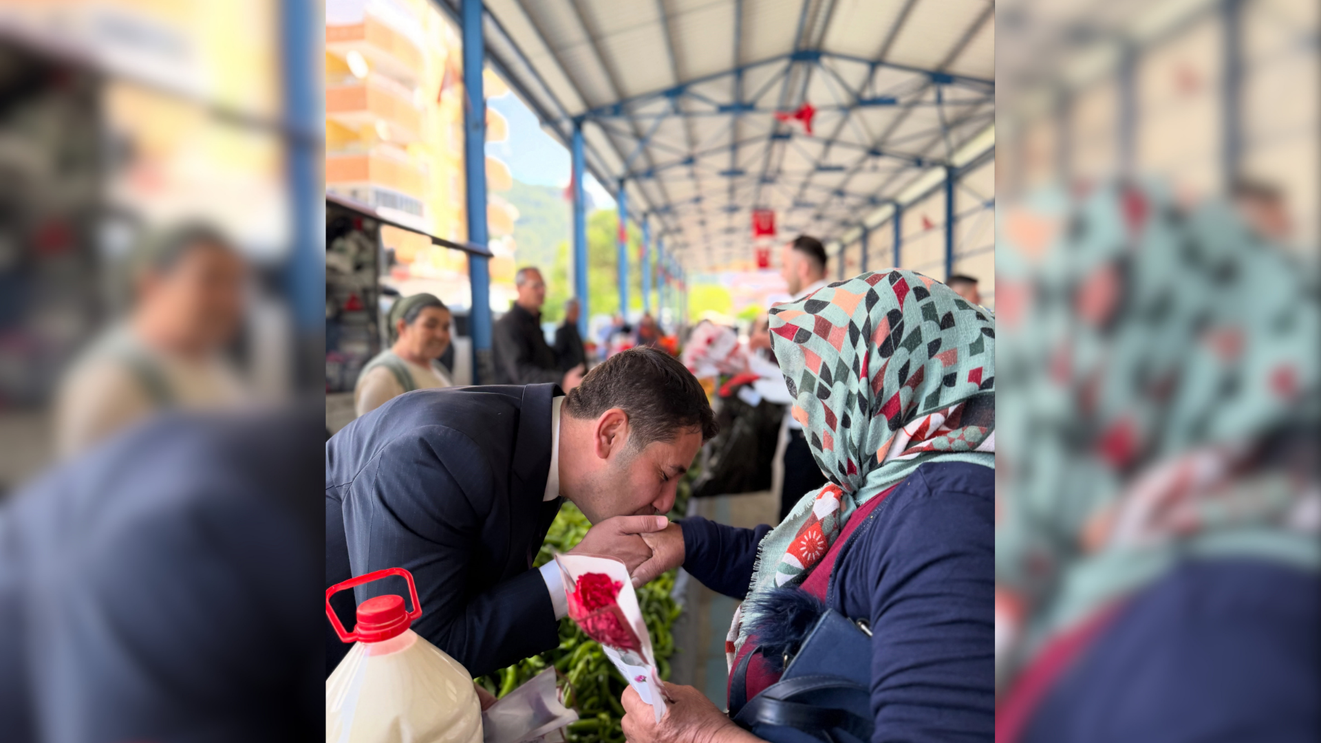 Feke'de kadın pazarcılara Anneler Günü hediyesi başkan Özen'den