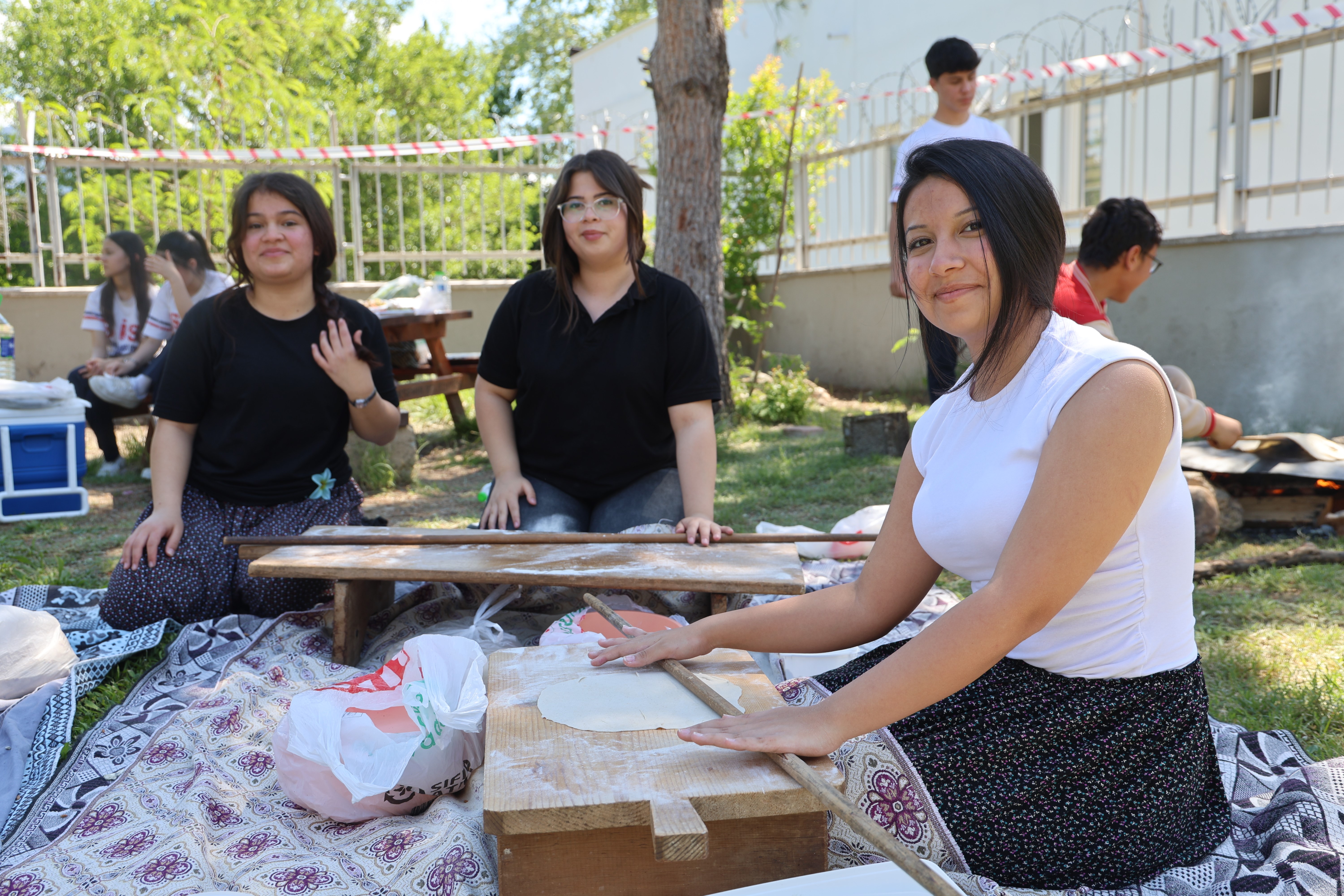 Kozan'da öğrenciler bahar şenliğinde şalvar giyip Adana sıkması pişirdi