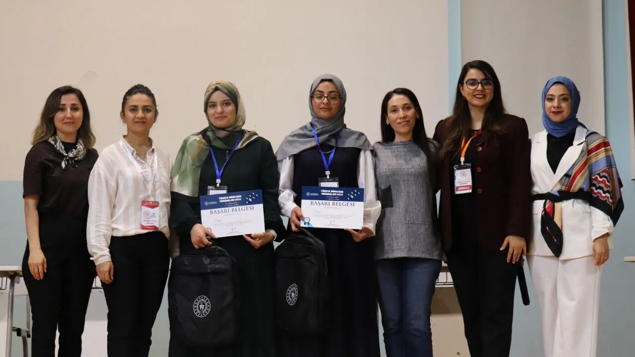 Adana’da üniversiteliler münazara finalinde yarıştı