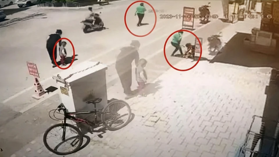 Sokak ortasında çocuğuna şiddet uygulayan anne gözaltına alındı