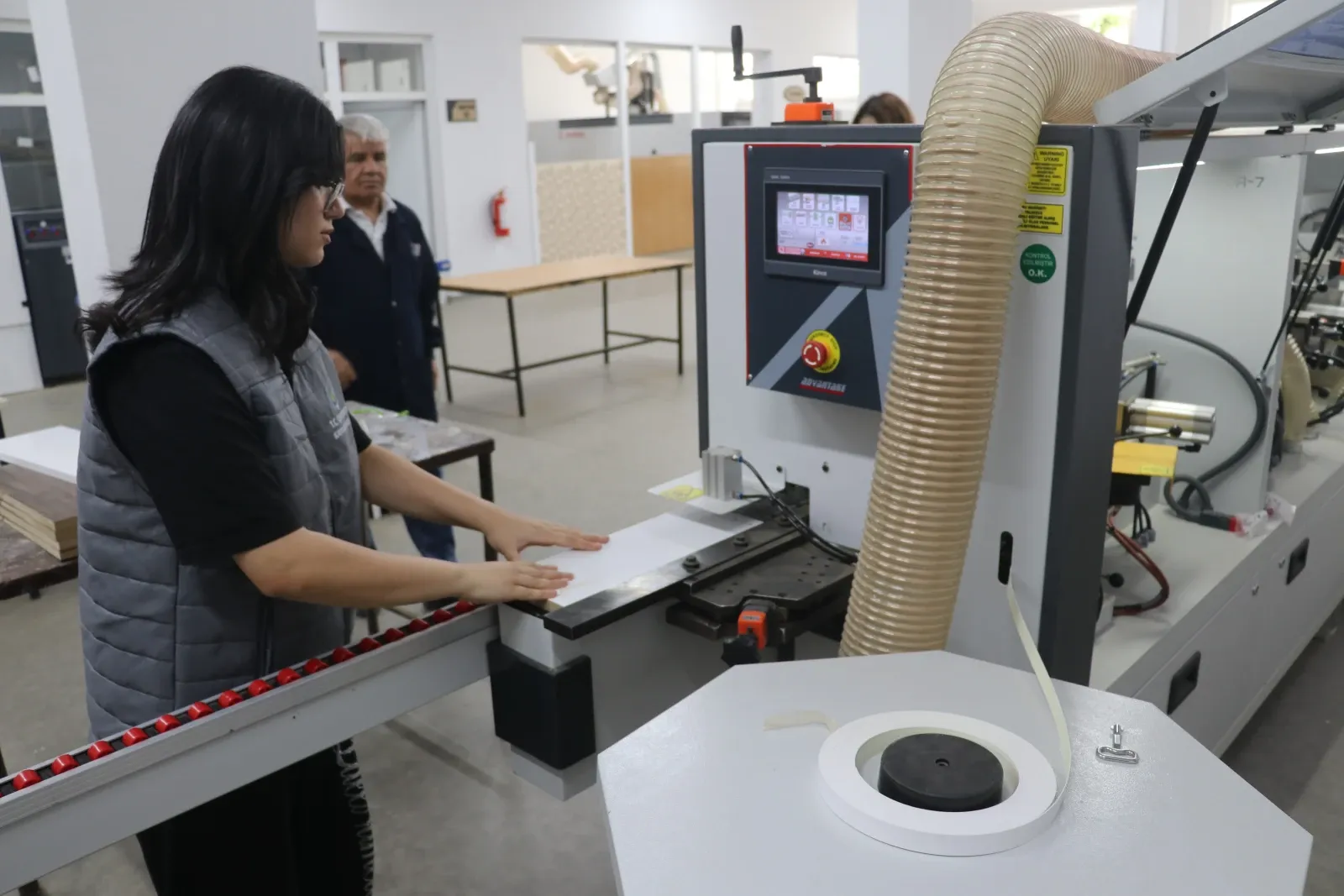 Kurttepe Lisesi’nde teknoloji destekli mobilya eğitimi
