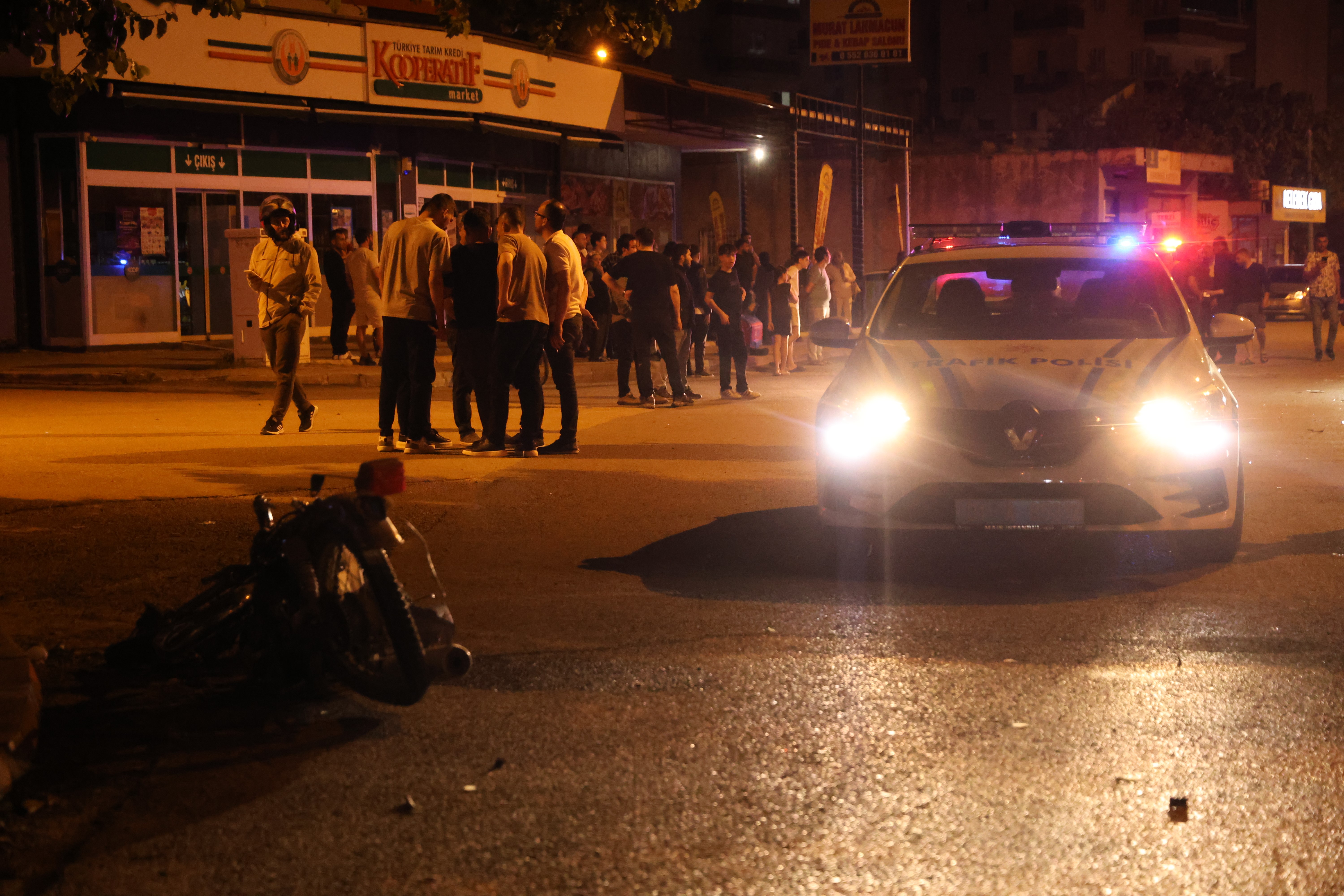 Şampiyonluk konvoyundan ayrılan alkollü otomobil sürücüsü ile motosiklet çarpıştı: 1 kişi ağır yaralandı