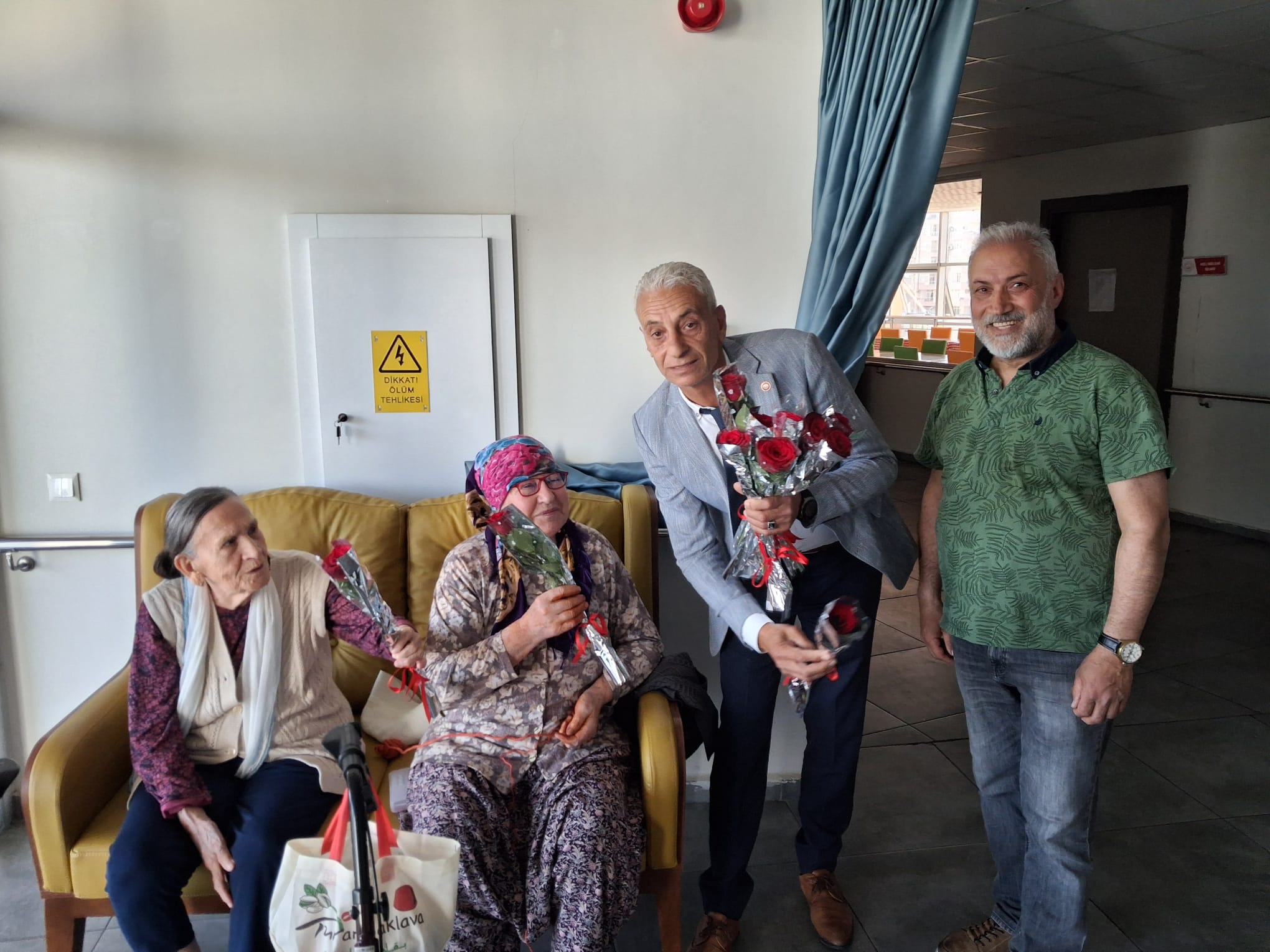Mehmet Tatlı’dan yaşlı annelere güllü Anneler Günü ziyareti