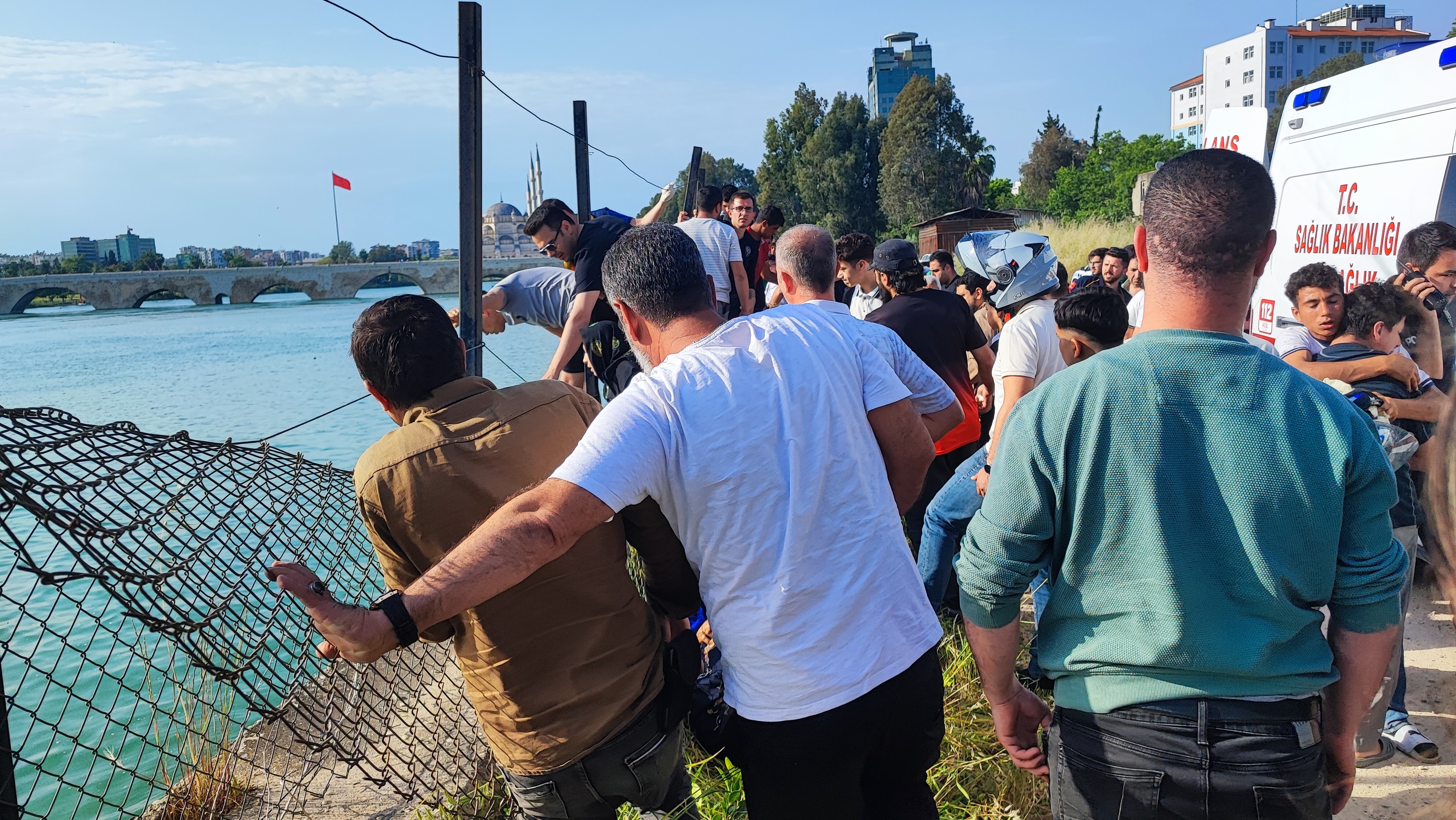 Adana'da serinlemek için girdiği nehirde kaybolan genç hastaneye kaldırıldı