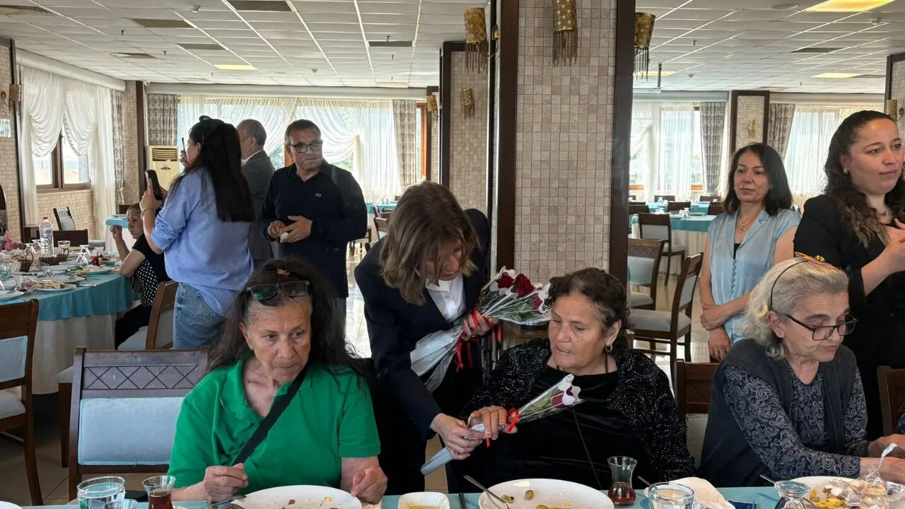 AK Parti Adana’dan huzurevindeki annelere ziyaret