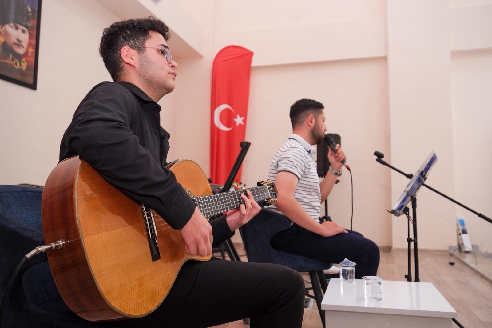 Karataş’ta Anneler Günü’ne türkülü kutlama