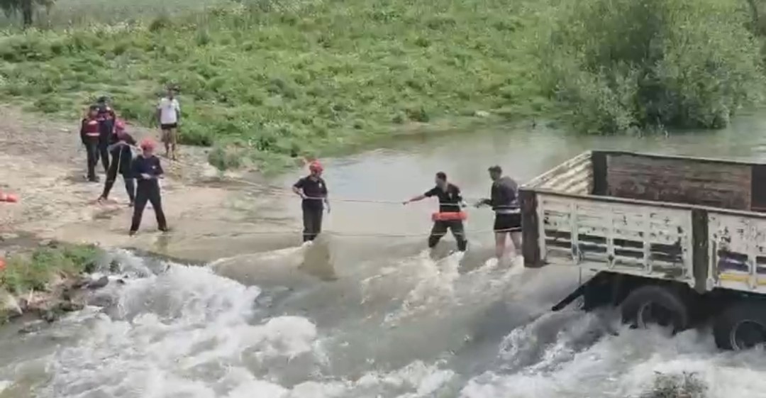 Adana'da Karaçay Nehri'nde mahsur kalan kamyondaki 2 kişi kurtarıldı