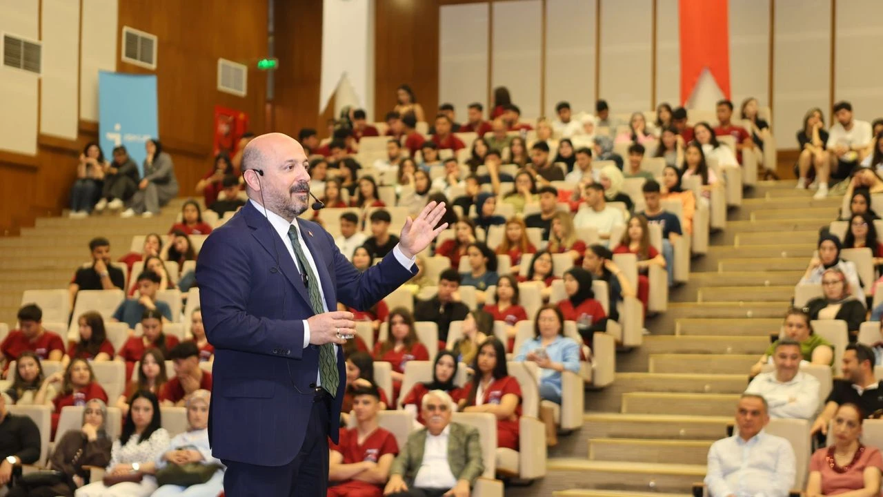Nacar, Sağlık Kariyer Fuarında Gençlere Konuştu