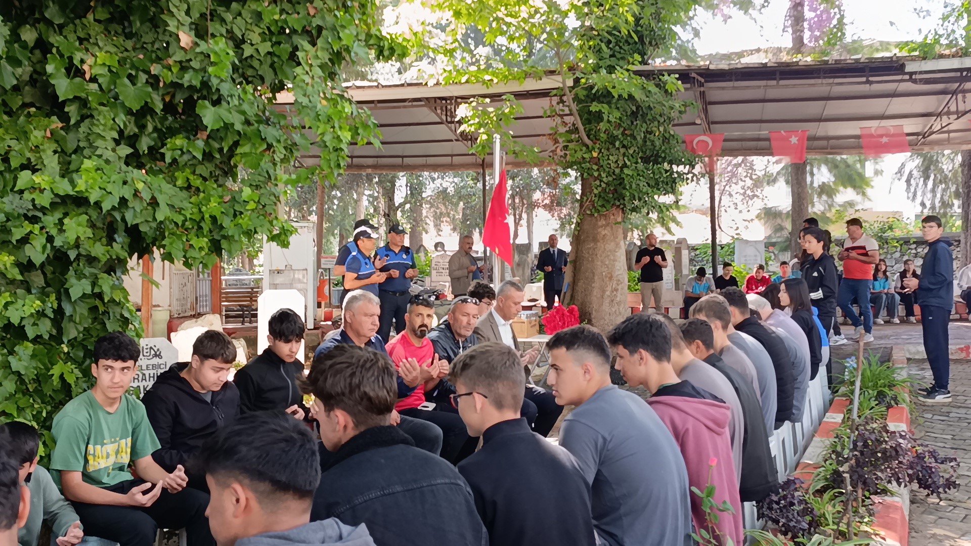 Kozan'da Gençlik Haftası kapsamında gençler şehitlikte dua etti