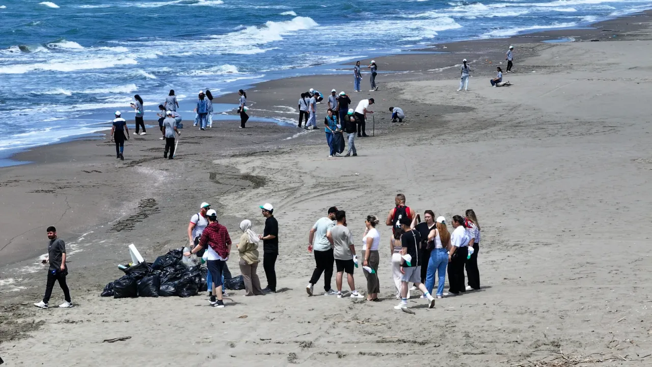 Öğrenciler Akyatan’da deniz kaplumbağaları için sahaya indi