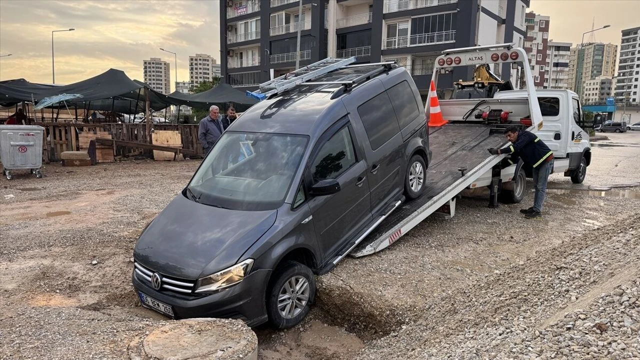 Adana’da yağış sonrası oluşan çukura düşen araç zarar gördü