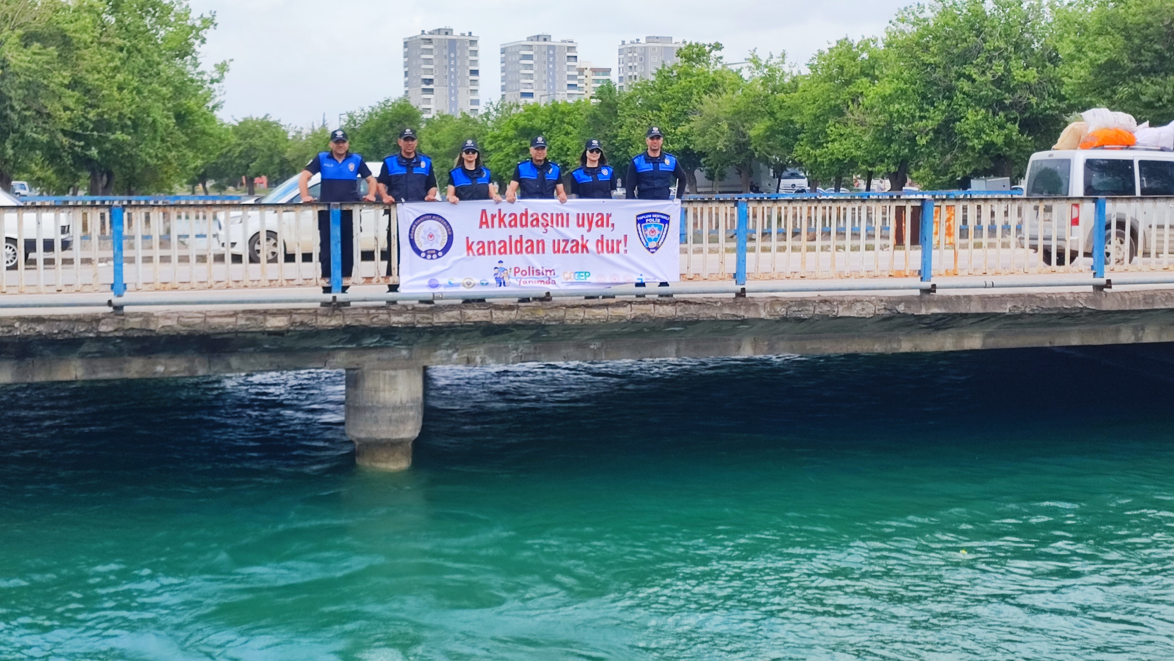 Adana'da polis ekipleri kağıt oyununa ara verdirip, boğulma bilgilendirmesi yaptı