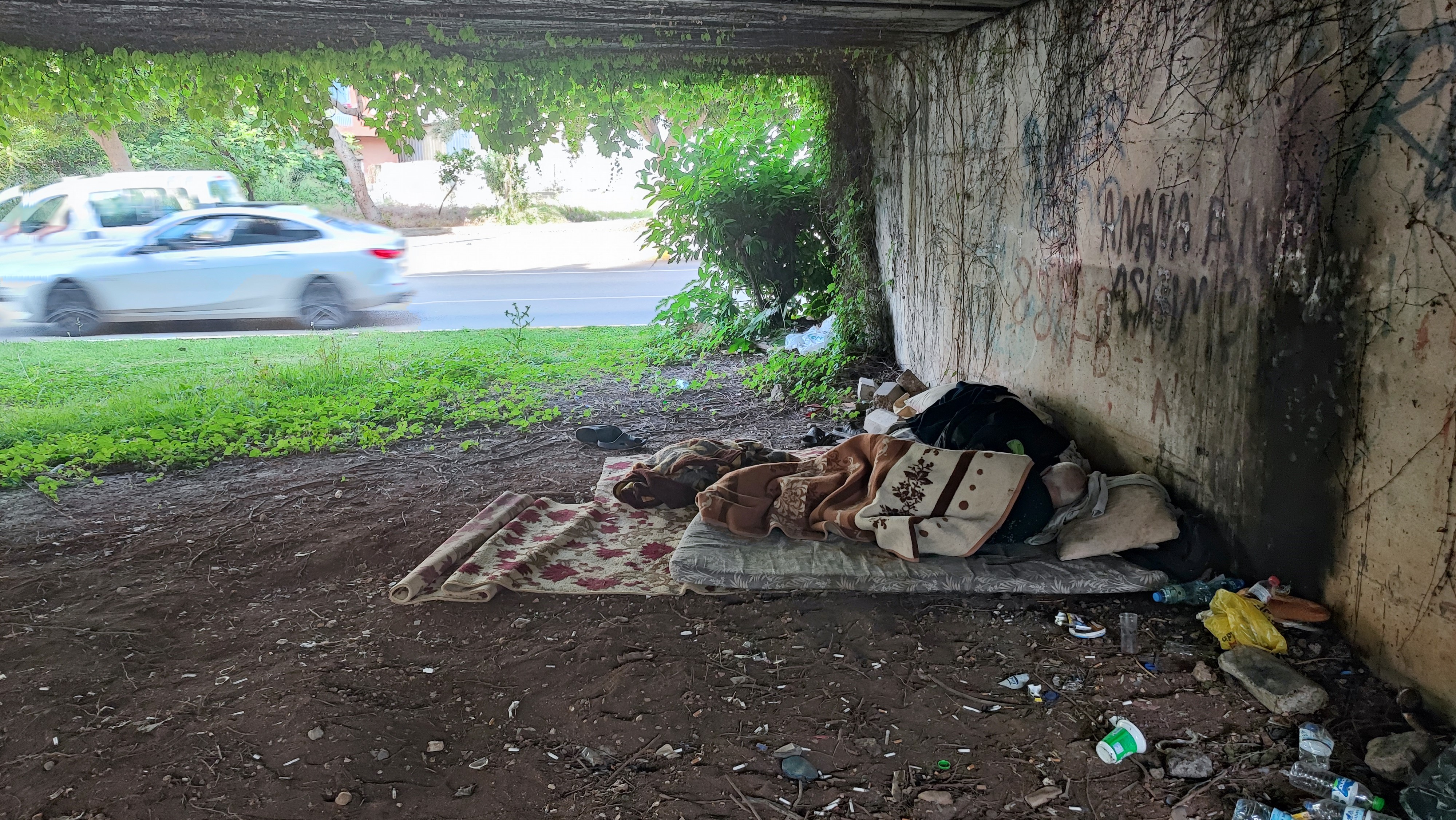 Adana’da köprü altında yaşam mücadelesi: Araba çarpan yaşlı adam yardım bekliyor