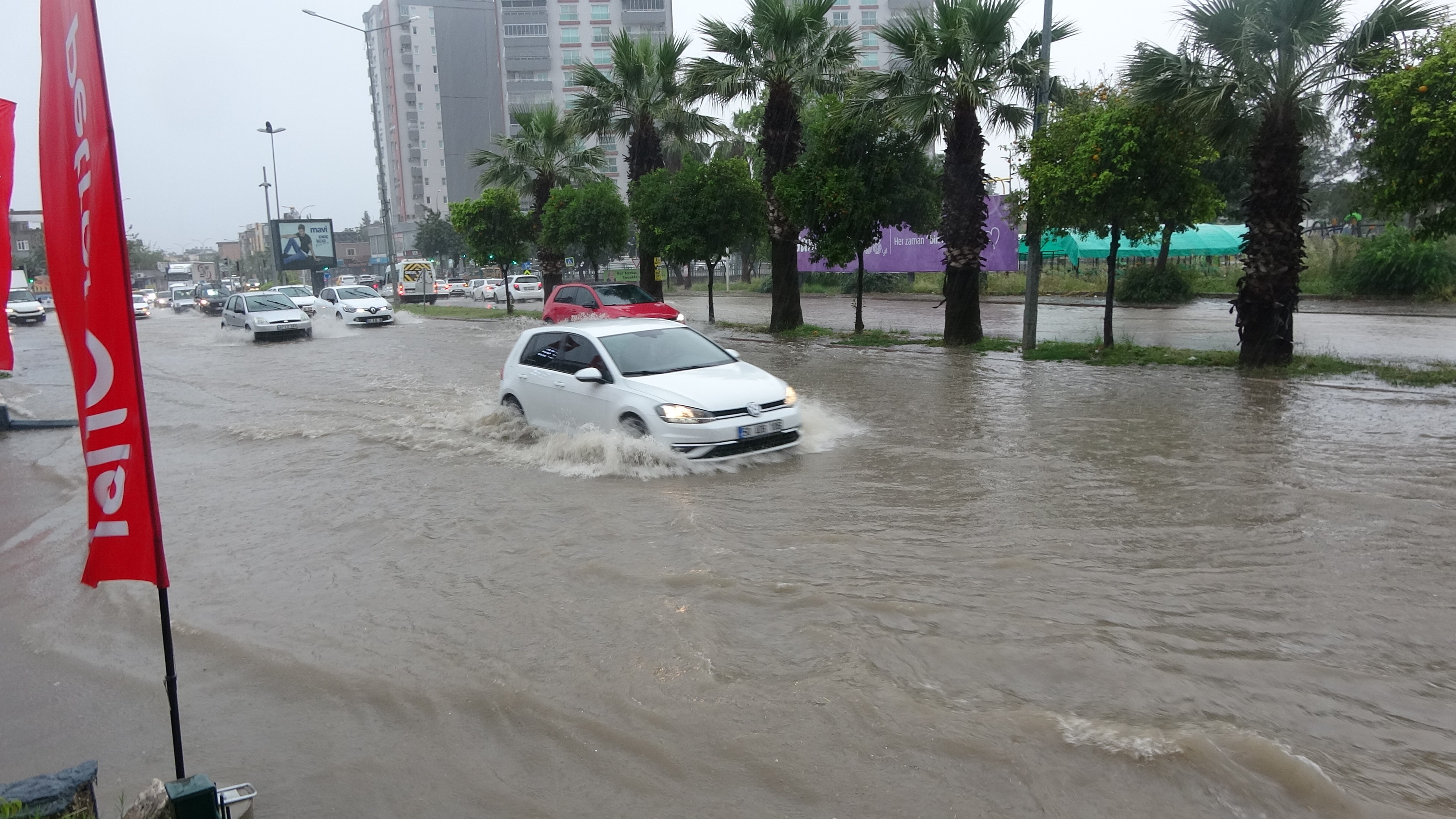 Adana’yı sağanak yağış vurdu, yollar göle döndü